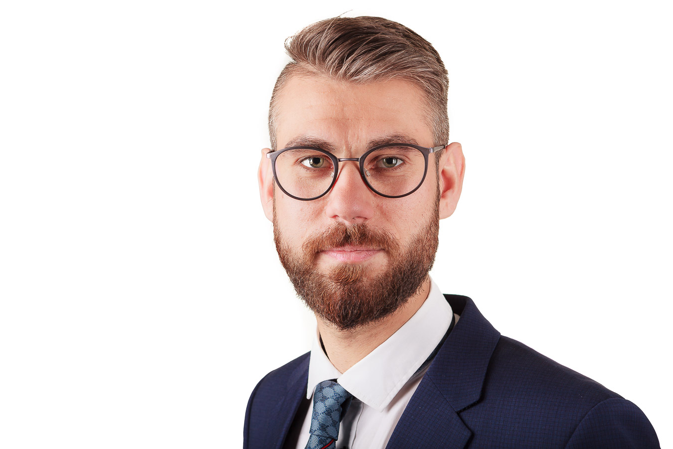 Portrait für Social-Media eines jungen Mannes mit Bart und Brille.