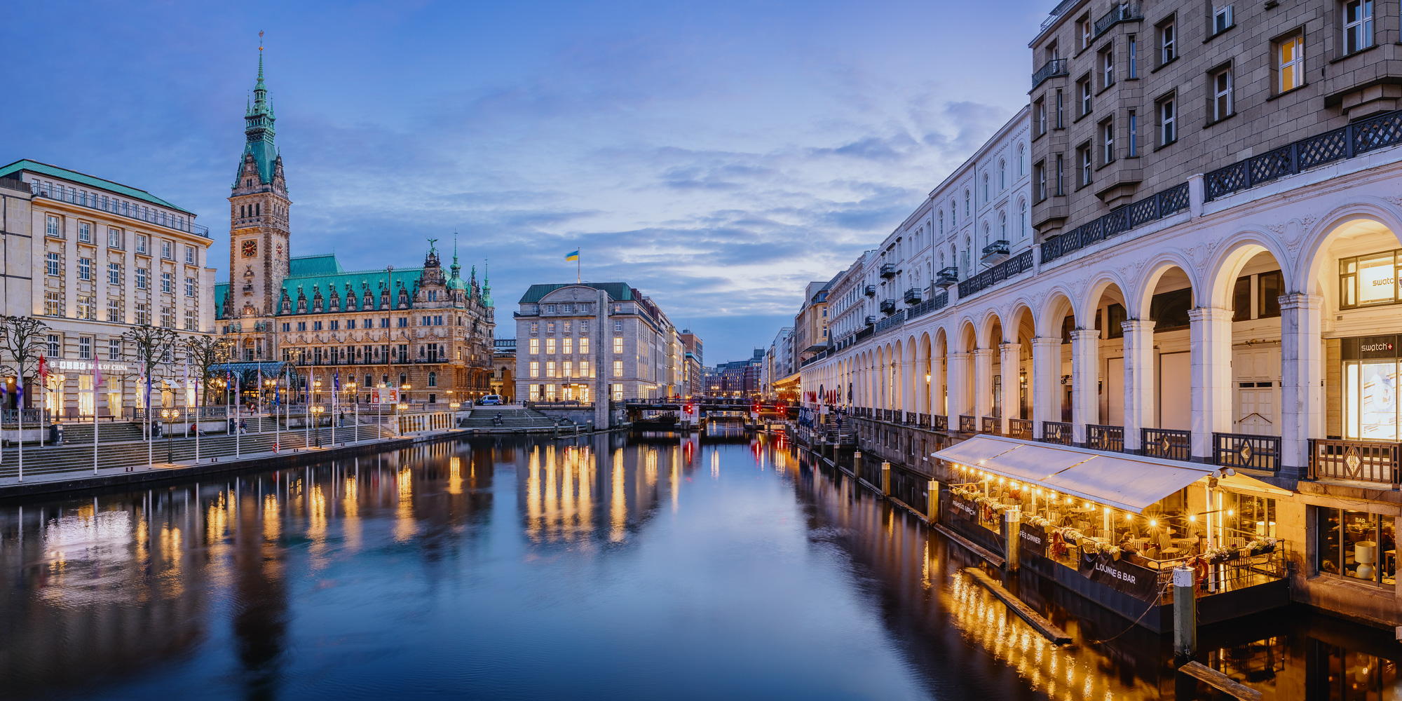 Fotograf in Hamburg: Der Jungfernstieg zur blauen Stunde mit dem Rathaus im Hintergrund.